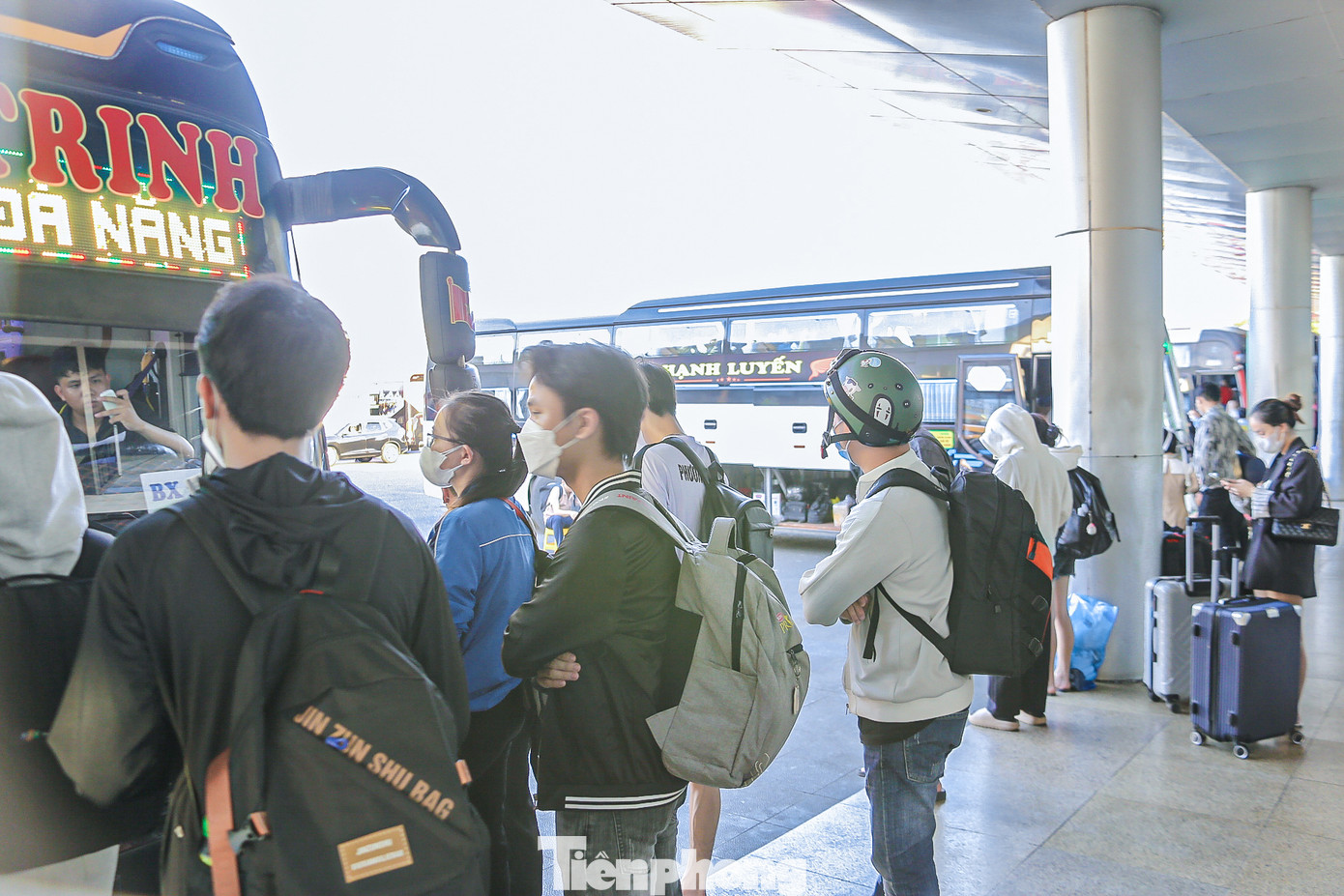 Nhiều người phải đứng đợi để được lên xe. Nhiều người phải đứng đợi để được lên xe.