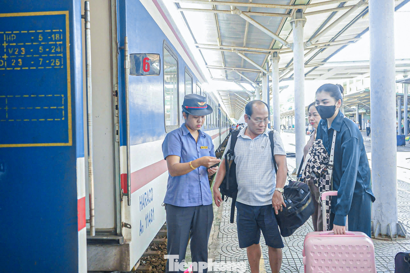 Tại ga Đà Nẵng, nhiều hành khách cũng đã chọn đi tàu để về quê trong dịp lễ Quốc khánh năm nay. Tại ga Đà Nẵng, nhiều hành khách cũng đã chọn đi tàu để về quê trong dịp lễ Quốc khánh năm nay.