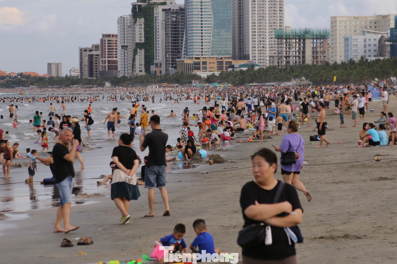 Chiều 2/9, hàng vạn du khách đã đổ về bãi biển Mỹ Khê (quận Sơn Trà, TP. Đà Nẵng) để vui chơi, tắm mát trong ngày nghỉ lễ thứ 3 của mình.