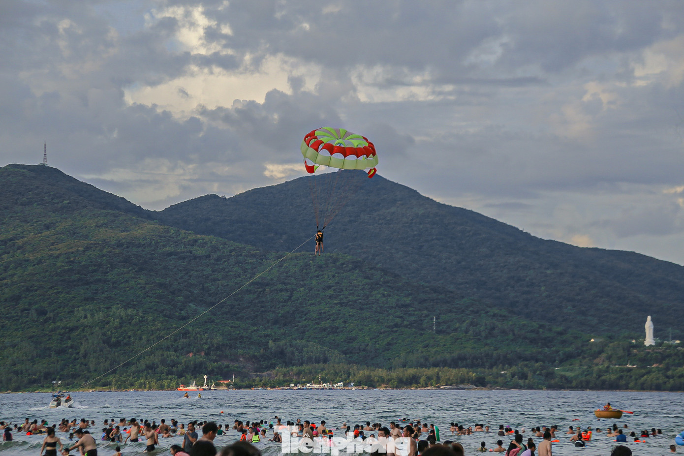 Theo Sở Du lịch TP. Đà Nẵng, dự kiến trong 4 ngày nghỉ lễ, thành phố đón 484 chuyến bay (trung bình có 120 chuyến/ngày) tăng 15% so với ngày bình thường. Khách du lịch đến Đà Nẵng bằng đường sắt dịp lễ 2/9 cũng tăng mạnh tăng 25% so với cùng kỳ năm ngoái (4.595 khách).