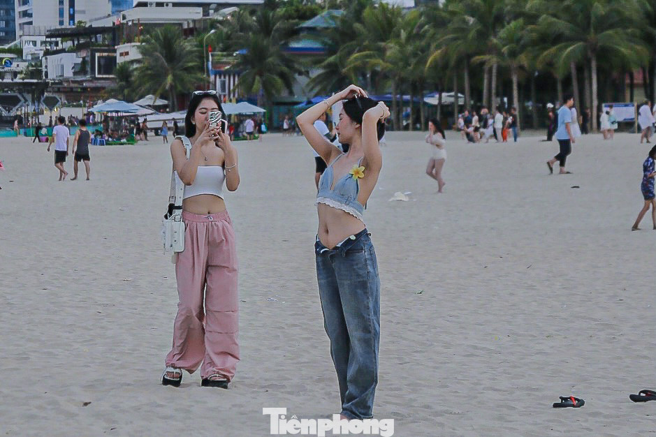 Bạn trẻ chụp hình lưu lại những khoảnh khắc đẹp trong kỳ nghỉ lễ.