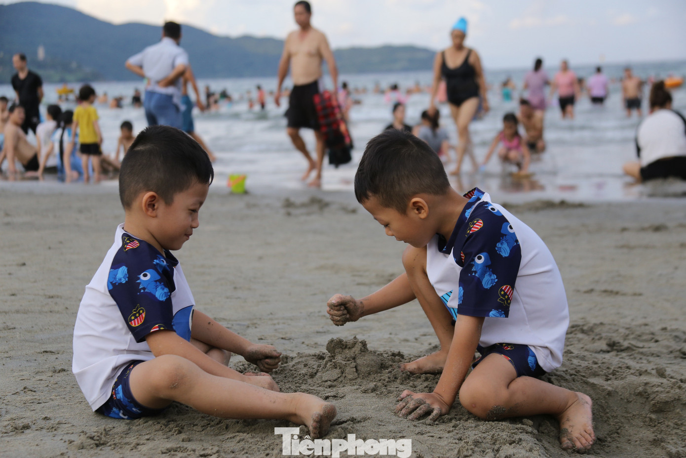 Các em nhỏ thích thú nghịch cát, vui chơi khi được gia đình cho đi du lịch trong kỳ nghỉ lễ năm nay.