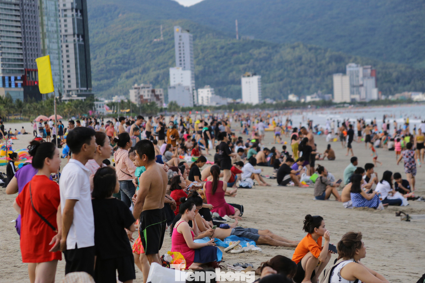 Càng về chiều lượng người dân và du khách đổ về càng đông khiến bãi biển chật kín.