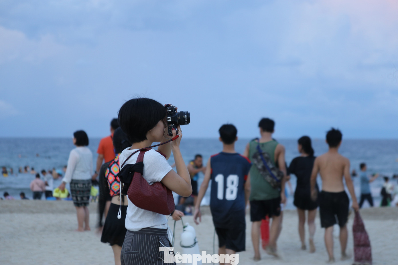 Bạn trẻ chụp hình lưu lại những khoảnh khắc đẹp trong kỳ nghỉ lễ.