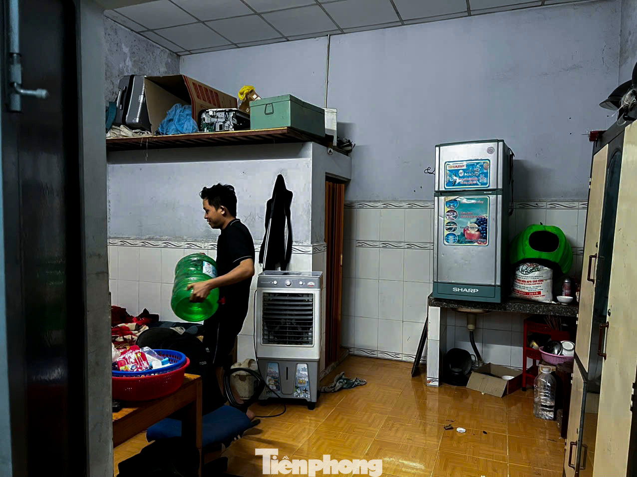 Một người dân sống trên đường Mẹ Suốt - anh Nguyễn Hoàng, đã chủ động kê cao đồ đạc từ sáng sớm. "Tôi dậy lúc 5h sáng vì biết rằng mưa lớn như thế này chắc chắn sẽ ngập. Tôi đã kê cao các vật dụng giá trị như ti vi, tủ lạnh để bảo vệ tài sản," anh Hoàng cho biết.