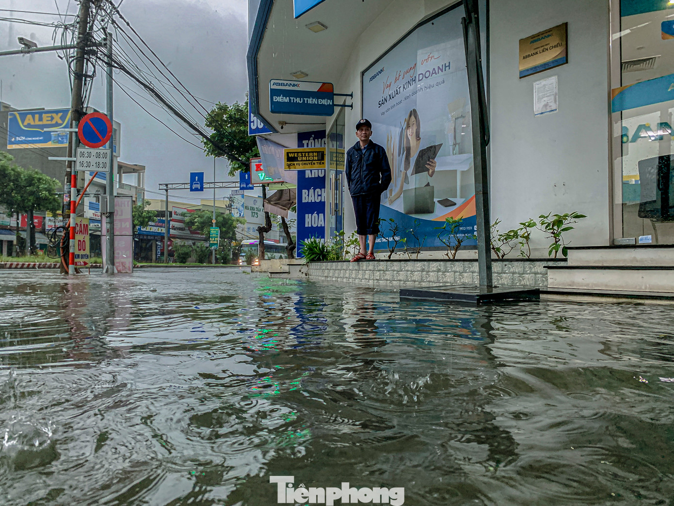Nhiều tuyến đường nước ngập sắp tràn vào nhà dân.