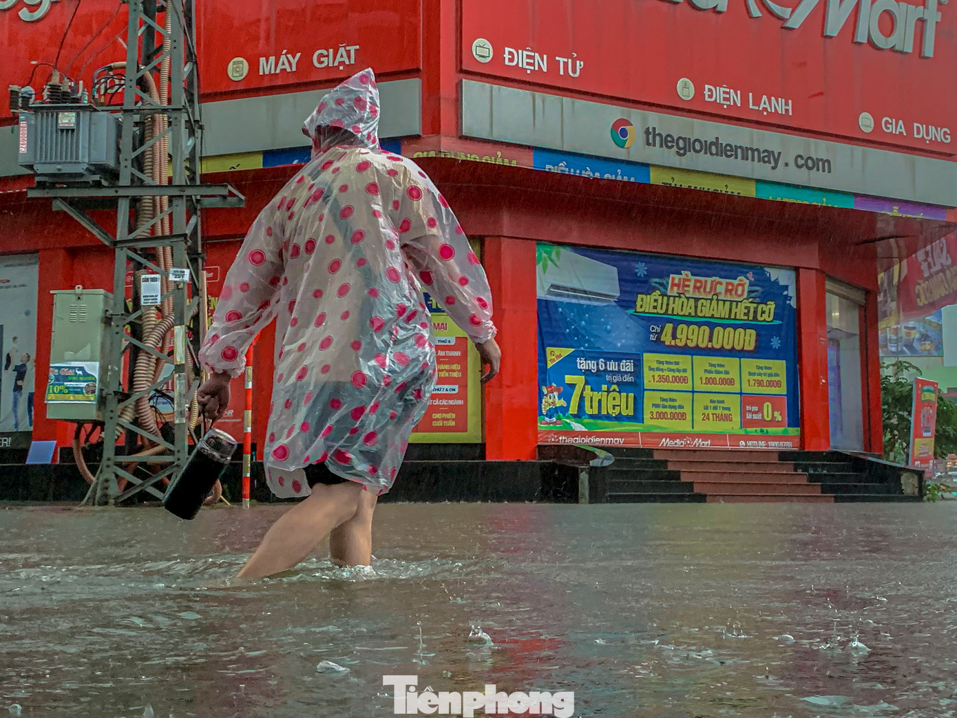 Nhiều tuyến đường nước ngập sắp tràn vào nhà dân.