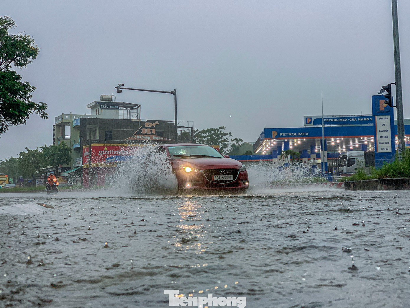 Từ rạng sáng, thành phố Đà Nẵng đã có mưa lớn trên diện rộng, khiến nhiều tuyến đường ngập sâu, ảnh hưởng nghiêm trọng đến giao thông.