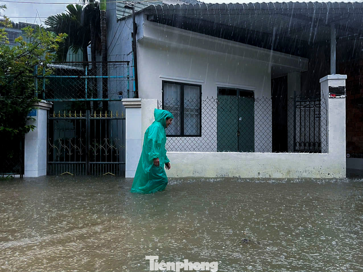 Khu vực rốn lũ Mẹ Suốt nước ngập sâu từ sáng sớm.