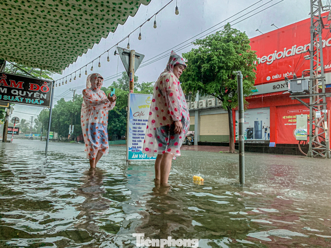 Anh Nguyễn Cường (trú tại quận Liên Chiểu) cho biết mưa lớn kéo dài từ sáng sớm khiến đường phố ngập nặng, gây khó khăn cho việc di chuyển của người dân. "Đến giờ mưa vẫn đang lớn và nước vẫn ngập sâu. Nếu tiếp tục mưa thêm vài tiếng nữa, khả năng nước sẽ tràn vào nhà," anh Cường lo lắng.