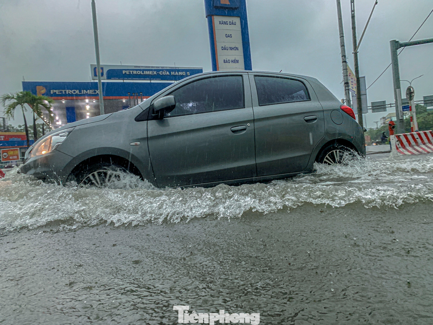 Từ 3h - 6h ngày 5/11, Đà Nẵng đã có mưa, có nơi mưa to đến rất to. Tổng lượng mưa một số nơi như Sơn Trà 155.4mm, Suối Đá 155.2mm, Chi Cục Thủy Lợi 166.8 mm, Cẩm Lệ 127.4mm… Hiện nay, mực nước trên sông Vu Gia, sông Cẩm Lệ đang có dao động và ở mức dưới BĐ1.