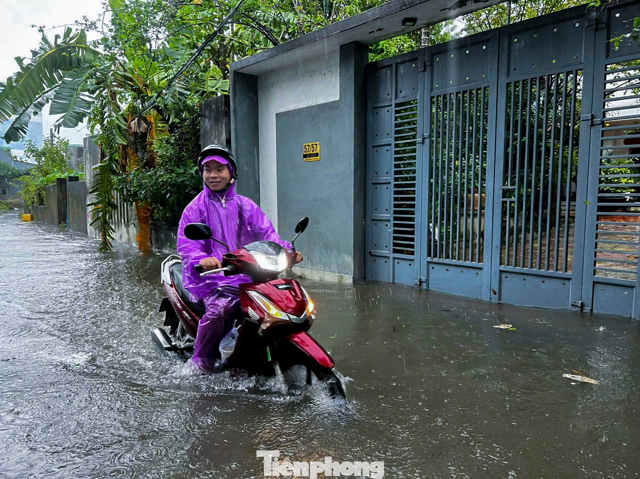 Khu vực rốn lũ Mẹ Suốt nước ngập sâu từ sáng sớm.