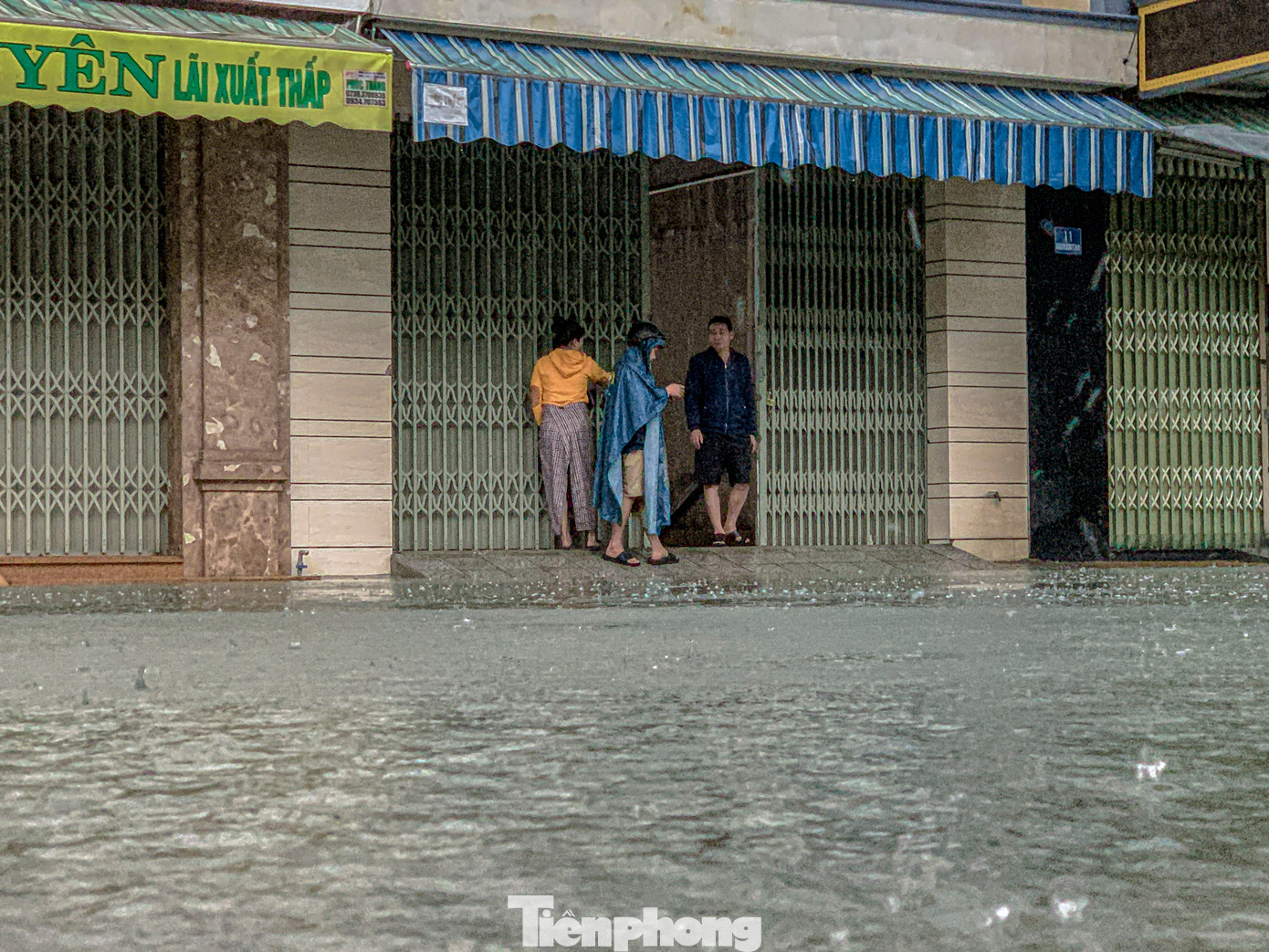 Nhiều tuyến đường nước ngập sắp tràn vào nhà dân.