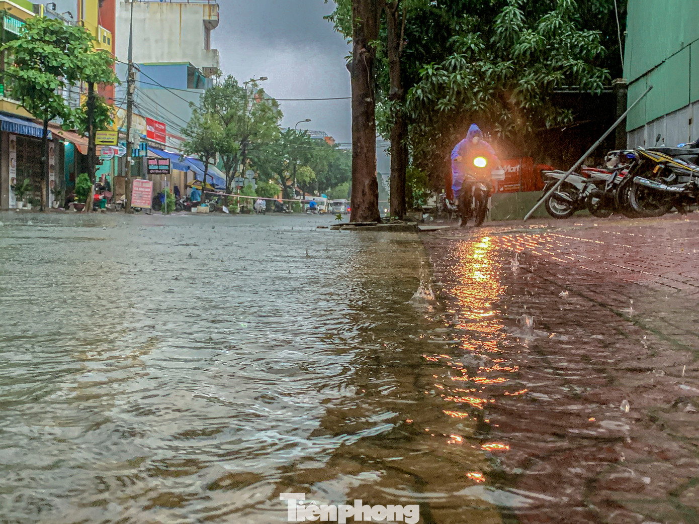 Xe máy phải quay đầu, chạy lên vỉa hè để tránh chết máy.