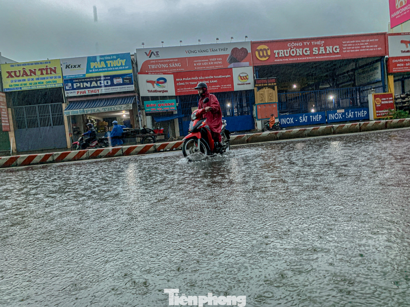 Xe máy phải quay đầu, chạy lên vỉa hè để tránh chết máy.