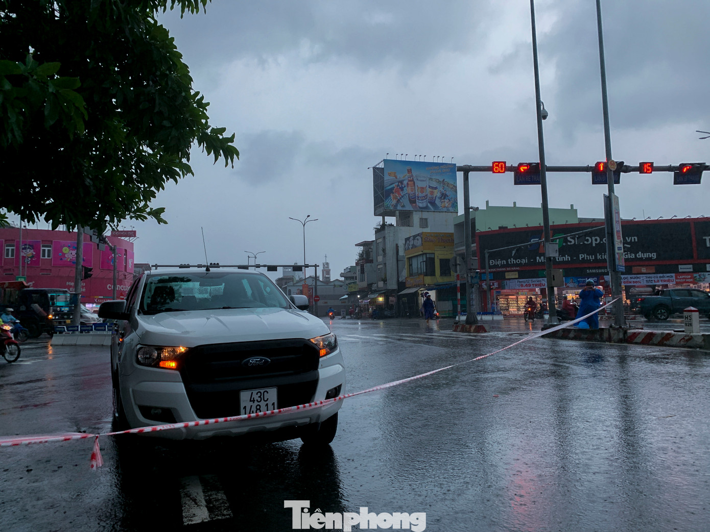 Nhiều tuyến đường đã được lực lượng chức năng giăng dây, cấm phương tiện lưu thông để đảm bảo an toàn cho người dân.