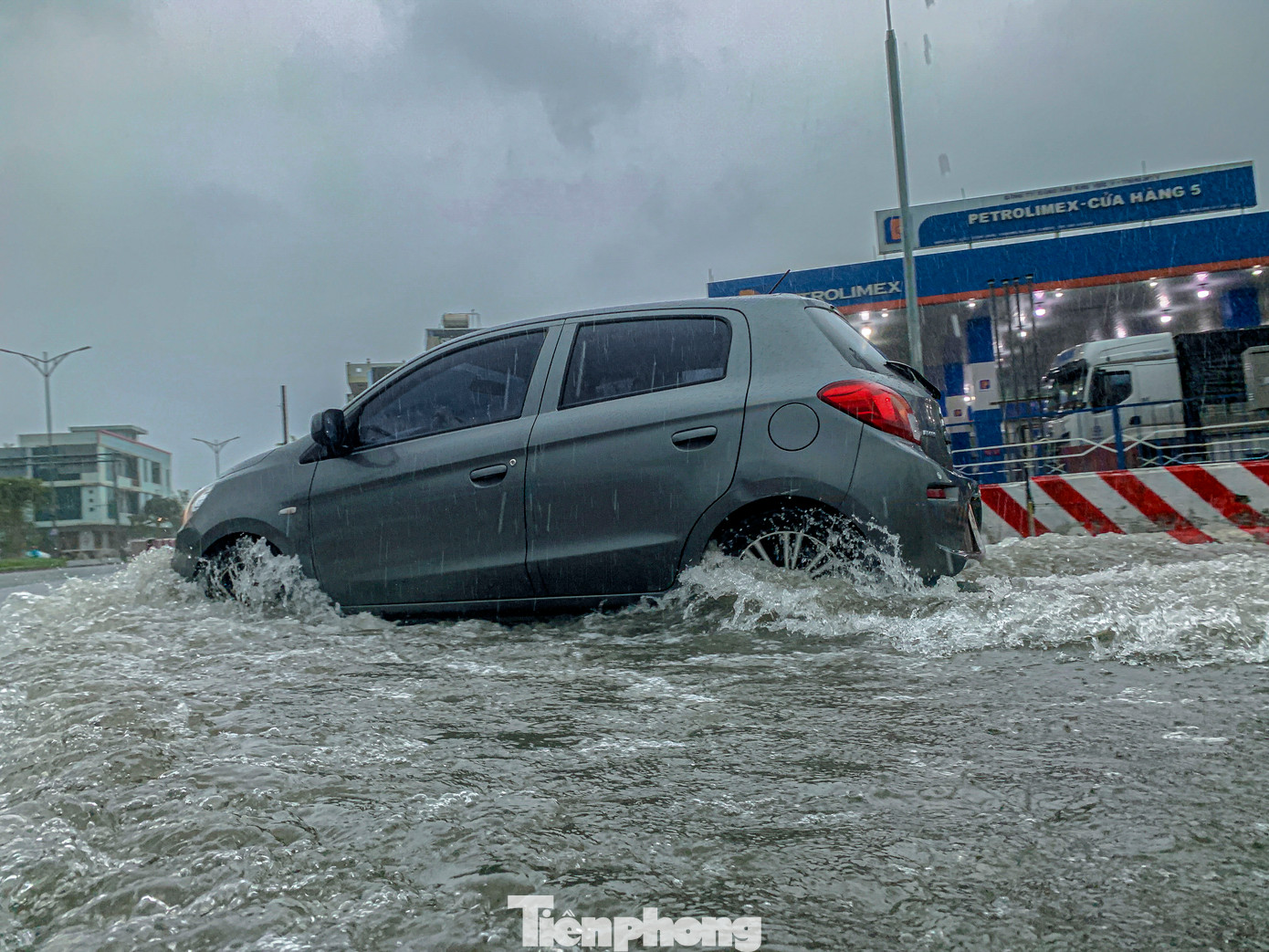 Theo ghi nhận của PV Tiền Phong, các đường Tôn Đức Thắng, Nguyễn Lương Bằng, Nguyễn Văn Linh, Mẹ Suốt và nhiều tuyến phố khác ở Đà Nẵng đều ngập sâu quá nửa bánh xe.