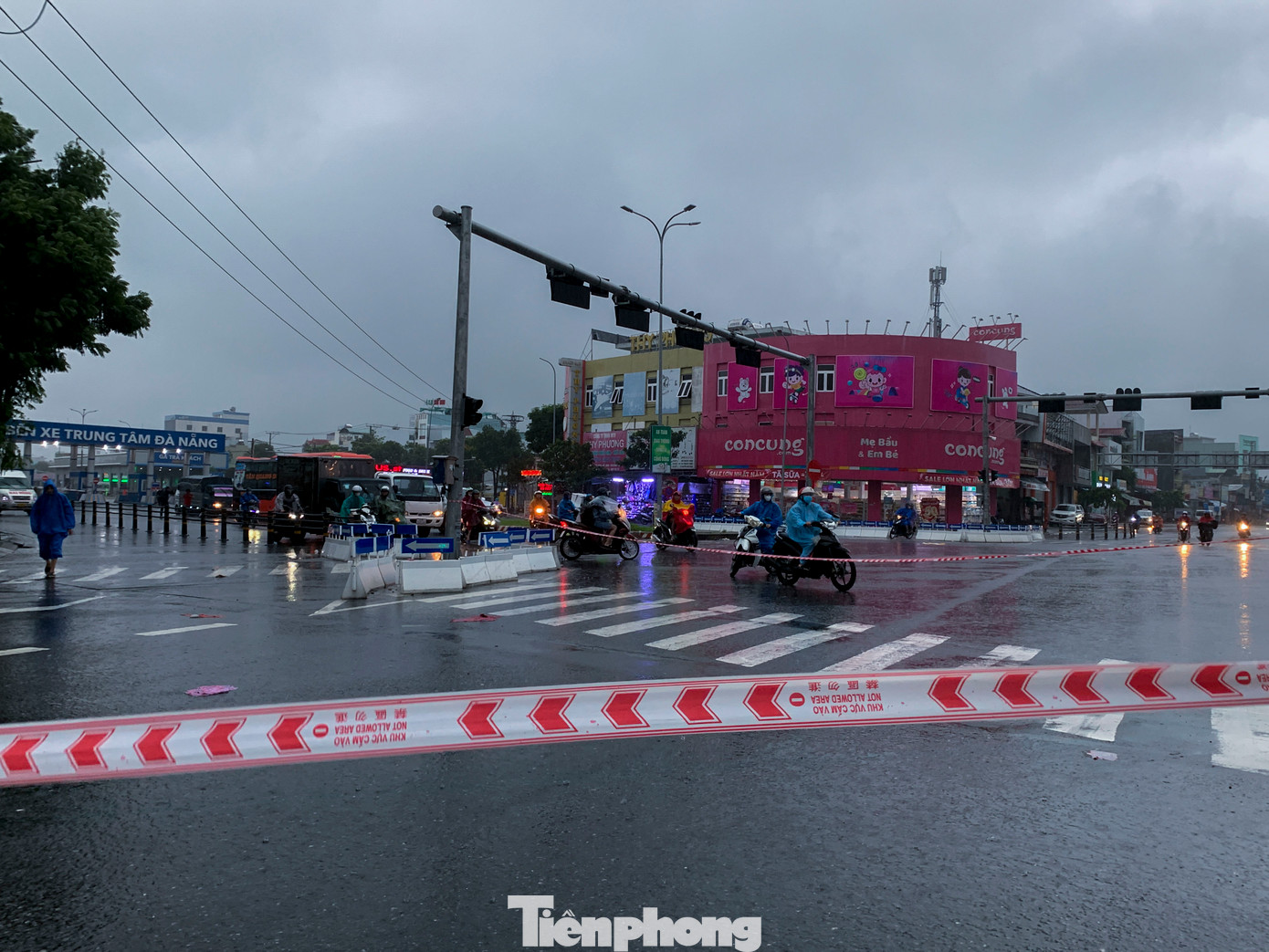 Nhiều tuyến đường đã được lực lượng chức năng giăng dây, cấm phương tiện lưu thông để đảm bảo an toàn cho người dân.