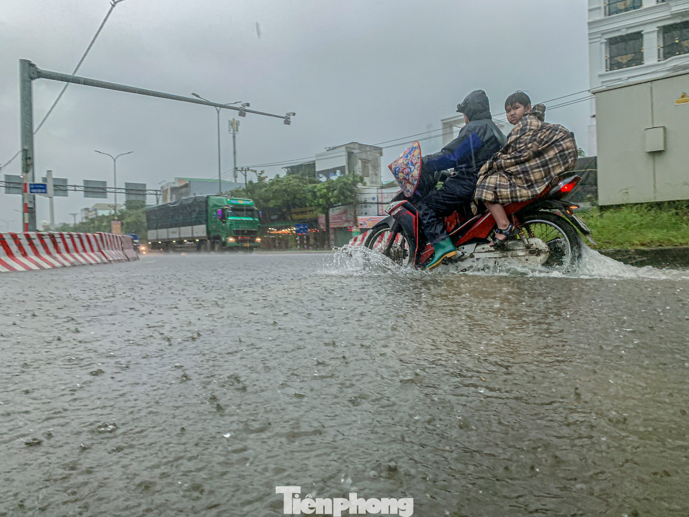 Theo ghi nhận của PV Tiền Phong, các đường Tôn Đức Thắng, Nguyễn Lương Bằng, Nguyễn Văn Linh, Mẹ Suốt và nhiều tuyến phố khác ở Đà Nẵng đều ngập sâu quá nửa bánh xe.