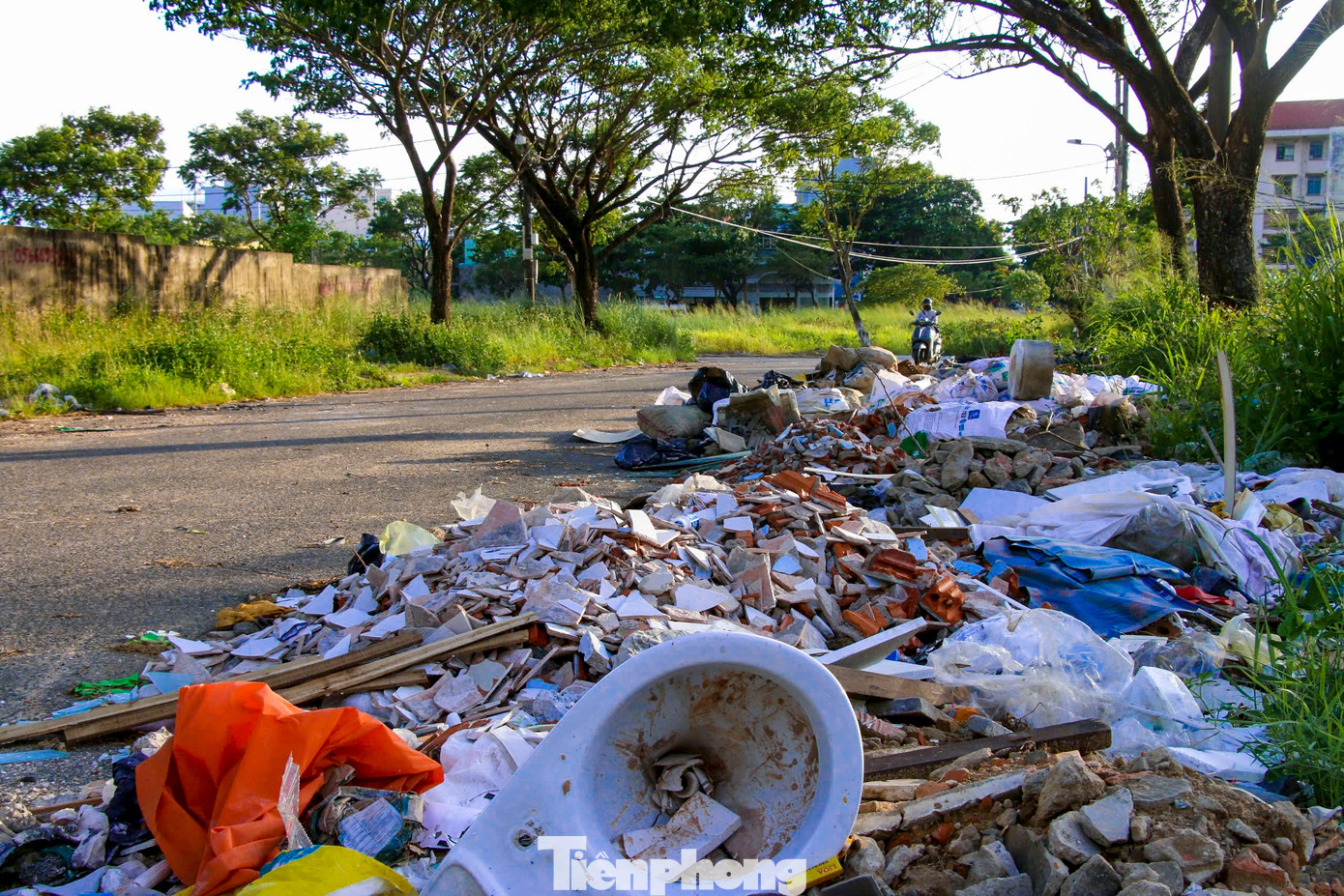 Tuyến đường dẫn lên Suối Đá xuất hiện hàng loạt đống xà bần, gạch đá, bao tải và rác thải sinh hoạt.