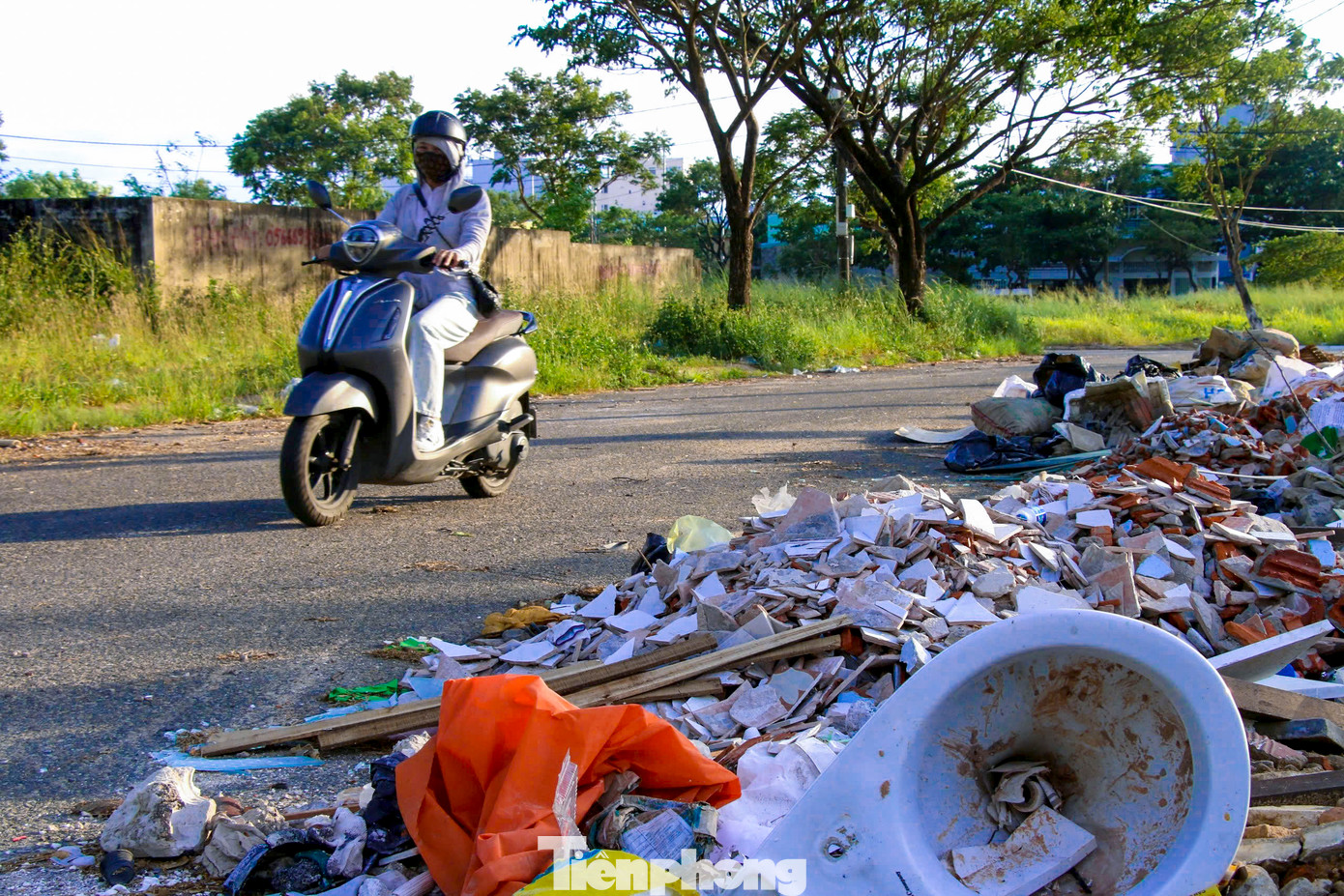 Tình trạng đổ trộm rác thải, xà bần xuất hiện nhiều tháng qua khiến người dân bức xúc.