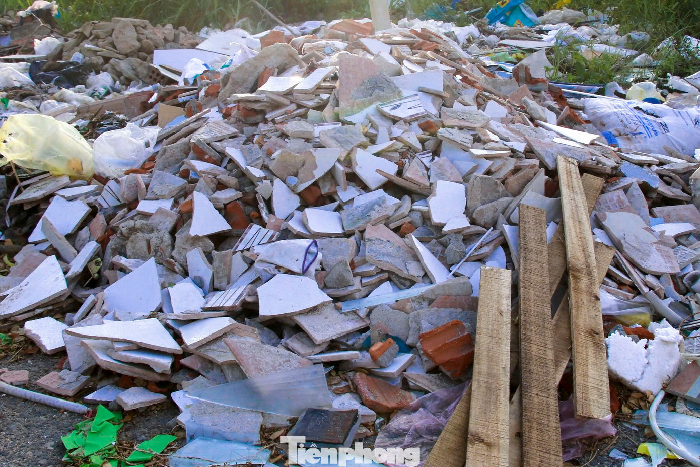 Rác thải, xà bần đủ loại được tập kết nằm ngổn ngang trên đường.