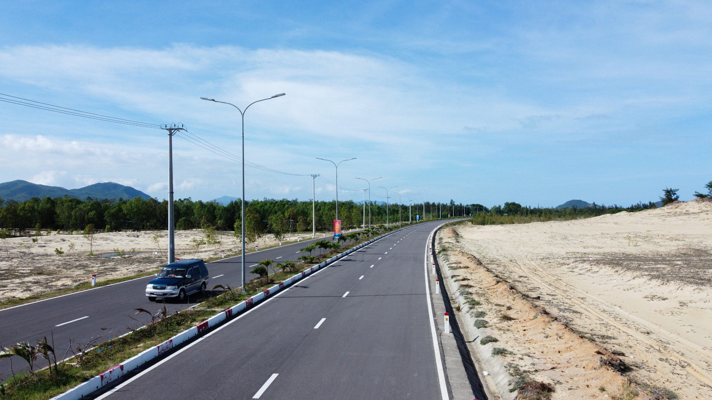 Tuyến đường chạy song song với QL1, thông suốt từ TP. Quy Nhơn đến TX. Hoài Nhơn, được kỳ vọng sẽ tạo động lực phát triển toàn diện cho phía Đông của tỉnh Bình Định. Hiện đã có 3 dự án thành phần, gồm: Cát Tiến - Đề Gi, Đề Gi - Mỹ Thành, cầu Lại Giang - cầu Thiện Chánh được đưa vào sử dụng với tổng chiều dài hơn 38 km, tổng mức đầu tư hơn 2.500 tỷ đồng.