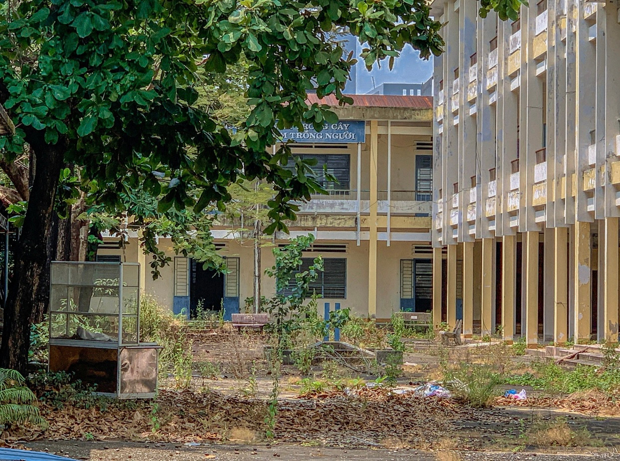 Tại trung tâm có hai khối nhà cao 3 tầng và 2 tầng, các phòng bên trong đều bỏ trống, phía ngoài cổng được khóa trái không có bảo vệ trông coi. Tại trung tâm có hai khối nhà cao 3 tầng và 2 tầng, các phòng bên trong đều bỏ trống, phía ngoài cổng được khóa trái không có bảo vệ trông coi.