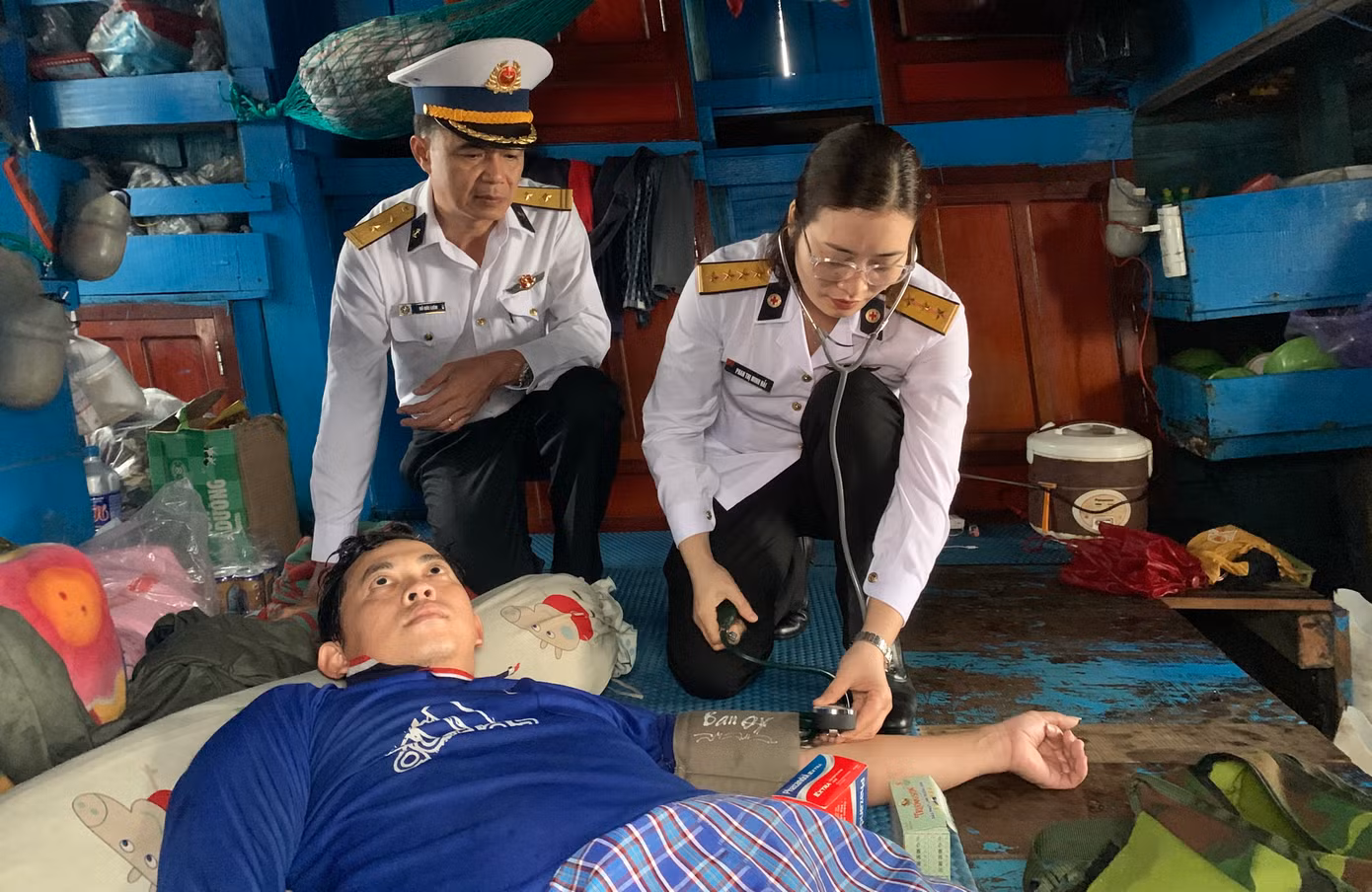 Ngư dân tàu cá QNg 94373-TS gặp nạn được các Quân y của Vùng 3 Hải quân kiểm tra sức khỏe.