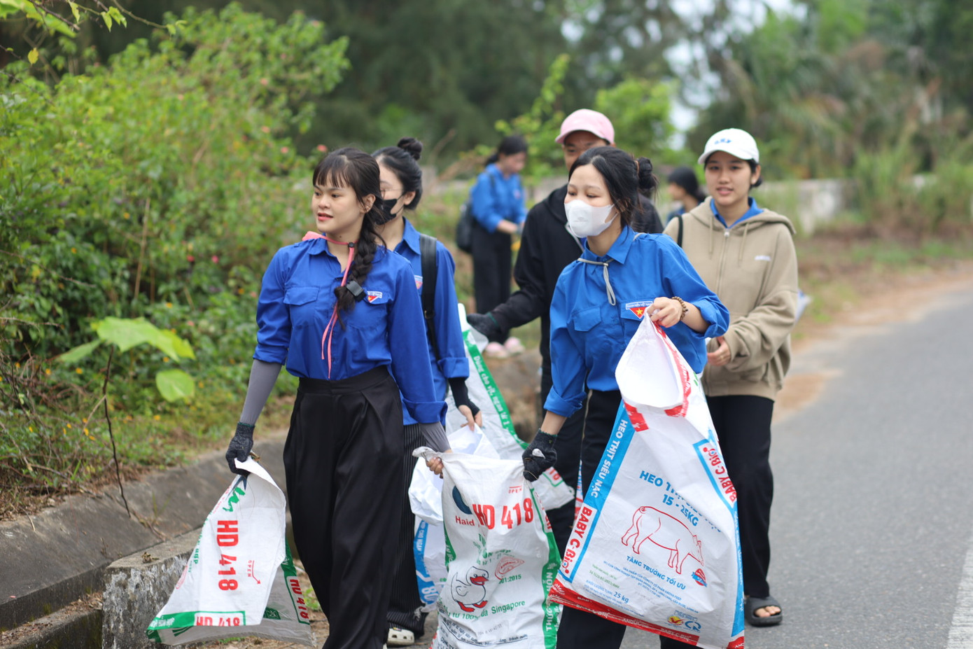 Sau lễ phát động, các nhóm nhận dụng cụ như bao đựng rác, bao tay cùng kẹp gắp rác để thu gom rác. Sau lễ phát động, các nhóm nhận dụng cụ như bao đựng rác, bao tay cùng kẹp gắp rác để thu gom rác.