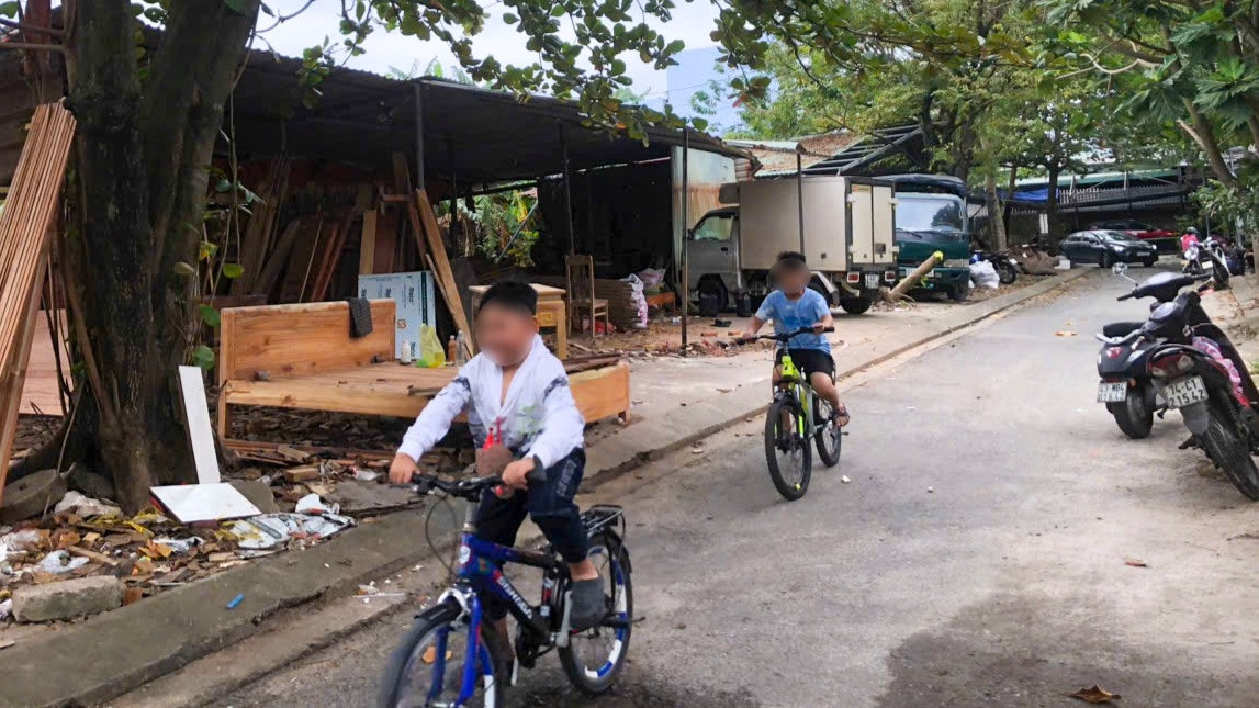 Xưởng mộc dựng trái phép trên đường Lê A.