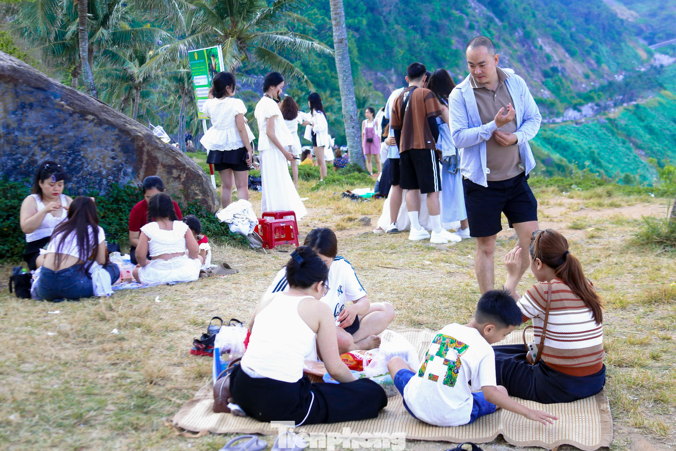 Với cảnh sắc hoang sơ cùng không khí mát mẻ, nhiều bạn trẻ, gia đình đã chọn bán đảo Sơn Trà là nơi nghỉ mát trong kỳ nghỉ lễ của mình.