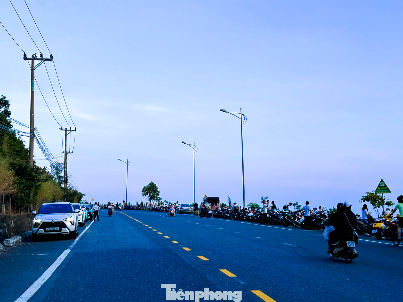 Lượng du khách đổ về bán đảo Sơn Trà những ngày lễ đông đúc khiến hai bên đường chật kín chỗ đậu xe.