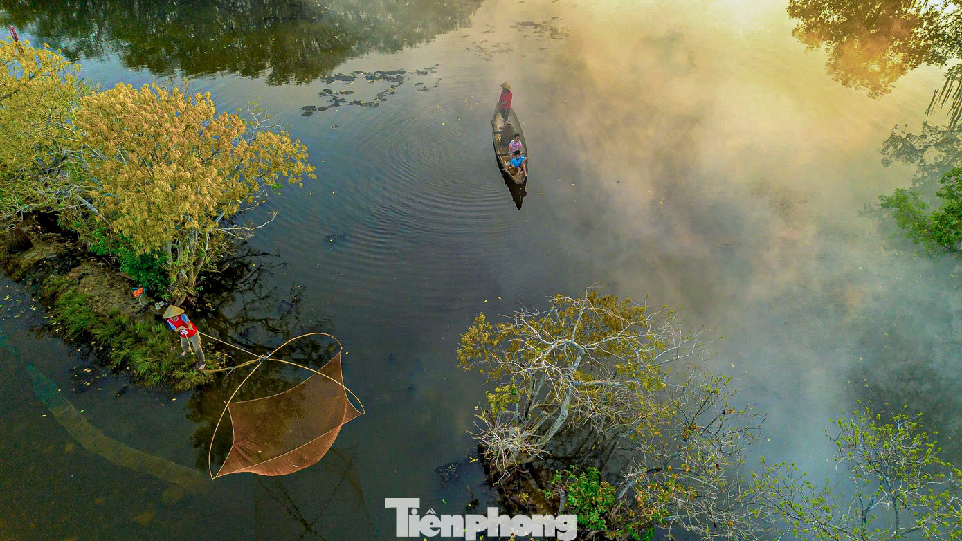 Đến đây, du khách có thể thuê một chiếc thuyền nan nhỏ, chèo thuyền len lỏi trong rừng, tự mình khám phá khu rừng nguyên sinh và cùng nhau trải nghiệm.