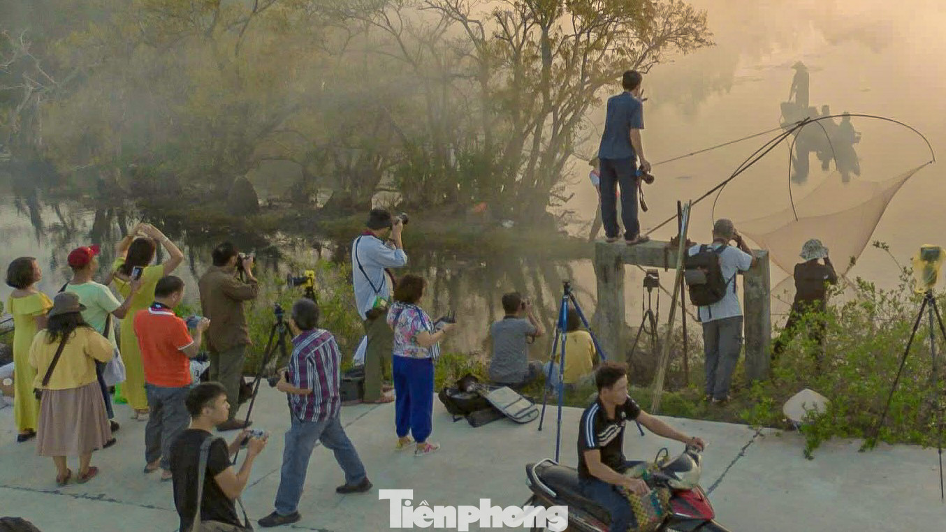 Bạn Vân Linh - sinh viên Học viện Âm nhạc Huế - cho biết, cánh rừng đang vào mùa trổ bông, thay lá rất đẹp. "Em và bạn đến đây để tận hưởng khí trời, nhìn ngắm vẻ đẹp của rừng Rú Chá đang vào thu, cùng nhau tham quan và chụp hình để lưu giữ những bức hình đẹp", Linh nói. Phong cảnh và vẻ đẹp nguyên sơ của Rú Chá thu hút rất đông du khách đến đây tham quan, chụp hình.