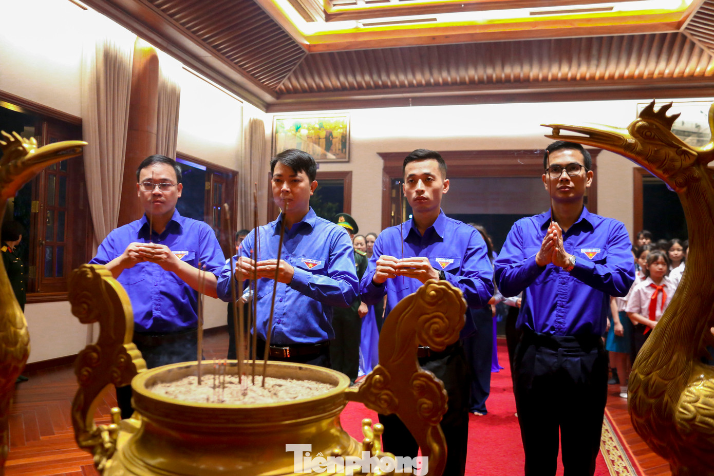 Đông đảo bạn trẻ đến dâng hương và báo công dâng Bác tại Nhà lưu niệm Chủ tịch Hồ Chí Minh.