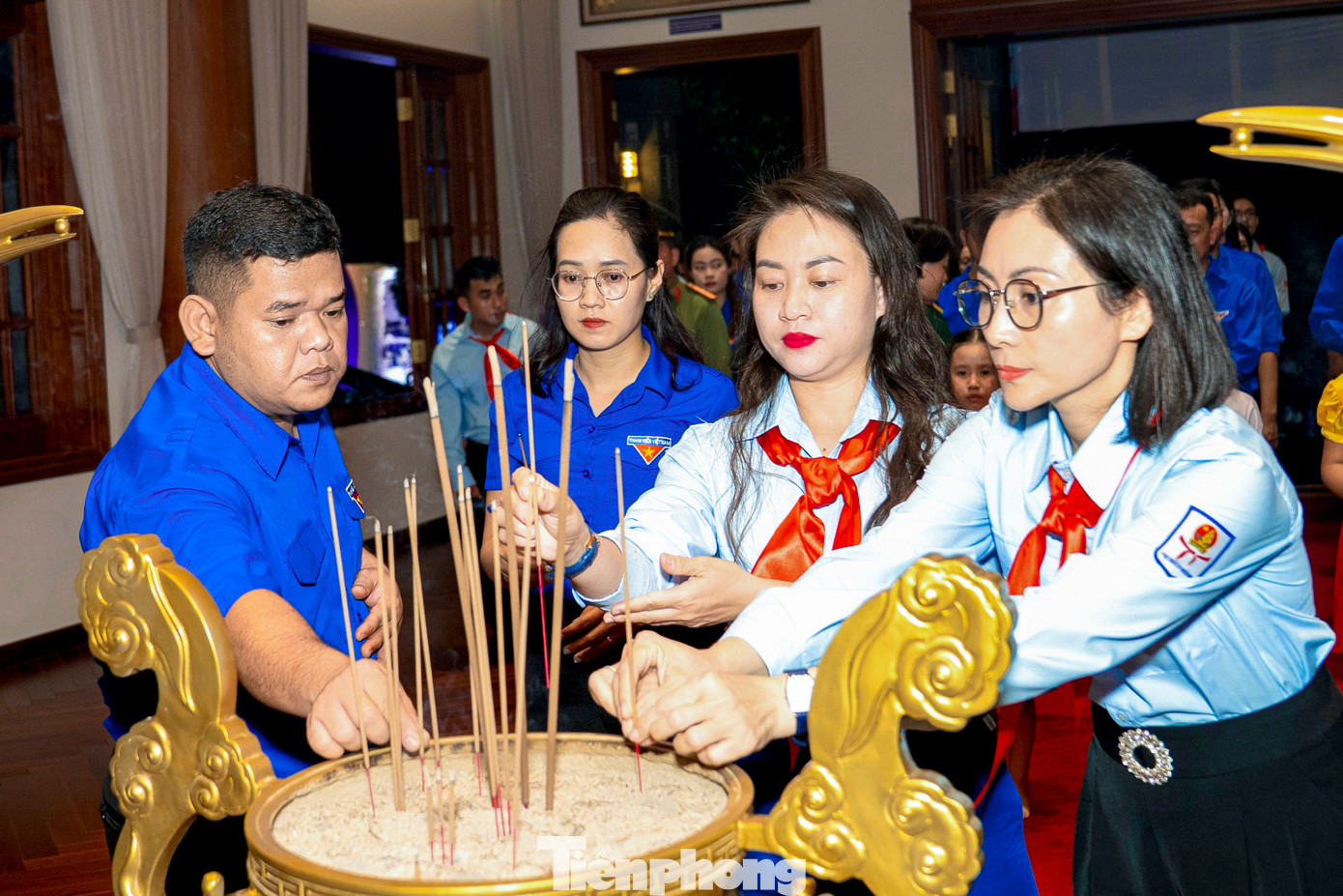 Đông đảo bạn trẻ đến dâng hương và báo công dâng Bác tại Nhà lưu niệm Chủ tịch Hồ Chí Minh.