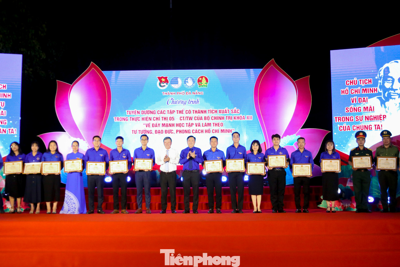 Trong khuôn khổ chương trình, Thành Đoàn Đà Nẵng đã tuyên dương, vinh danh các tập thể và cá nhân tiêu biểu với các giải thưởng cấp thành phố, gồm: Giải thưởng Chi đoàn tiên tiến, thanh niên tiên tiến làm theo lời Bác năm 2025, giải thưởng Liên đội xuất sắc - Nghìn việc tốt, giải thưởng 15/5, cùng các gương điển hình có thành tích xuất sắc trong thực hiện Chỉ thị số 05-CT/TW của Bộ Chính trị.