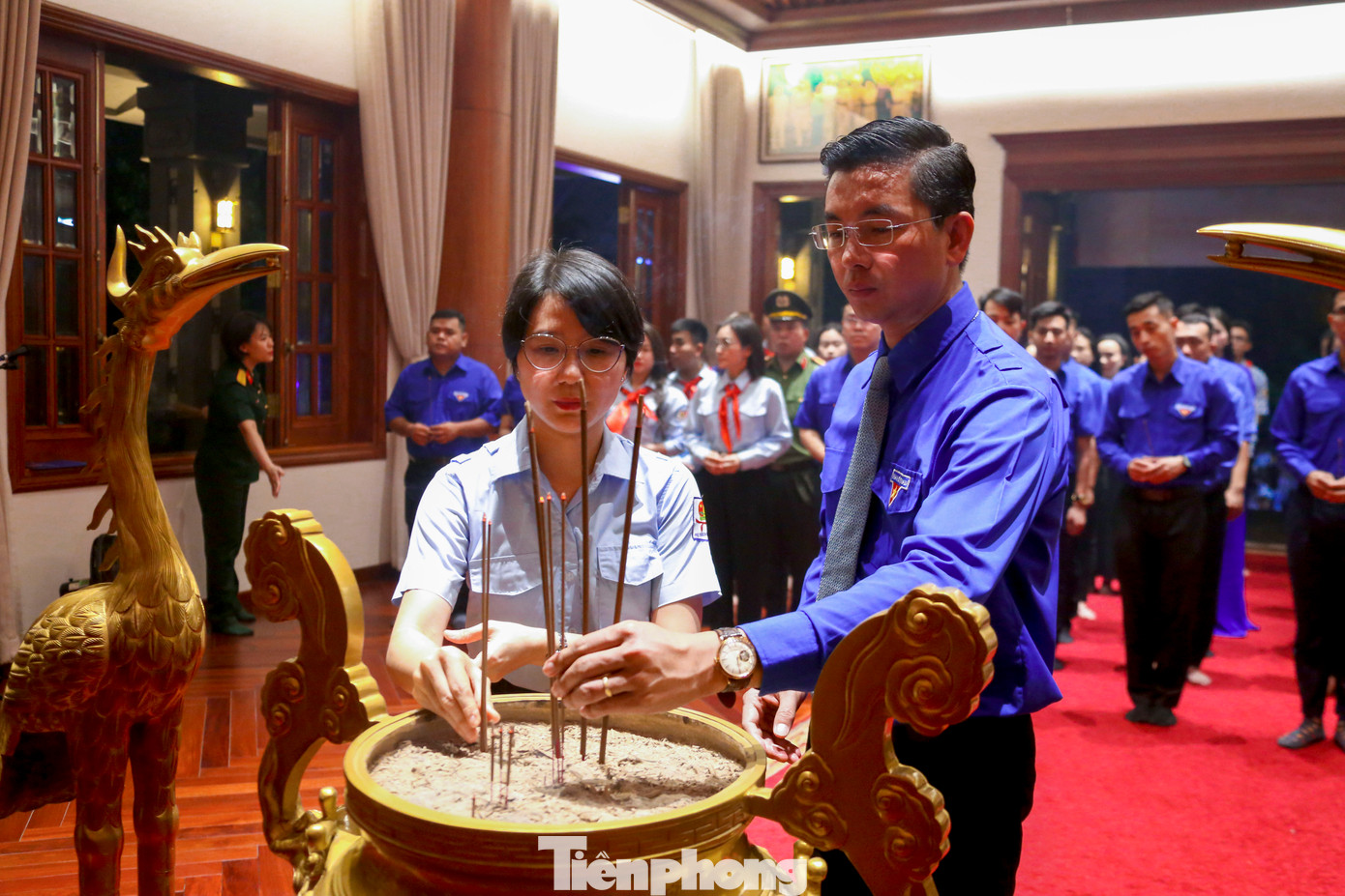 Đông đảo bạn trẻ đến dâng hương và báo công dâng Bác tại Nhà lưu niệm Chủ tịch Hồ Chí Minh.