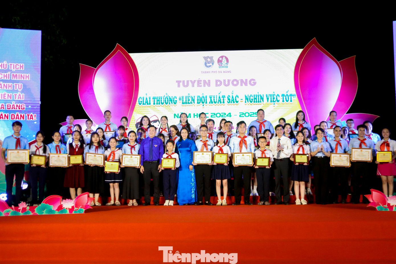 Trong khuôn khổ chương trình, Thành Đoàn Đà Nẵng đã tuyên dương, vinh danh các tập thể và cá nhân tiêu biểu với các giải thưởng cấp thành phố, gồm: Giải thưởng Chi đoàn tiên tiến, thanh niên tiên tiến làm theo lời Bác năm 2025, giải thưởng Liên đội xuất sắc - Nghìn việc tốt, giải thưởng 15/5, cùng các gương điển hình có thành tích xuất sắc trong thực hiện Chỉ thị số 05-CT/TW của Bộ Chính trị.