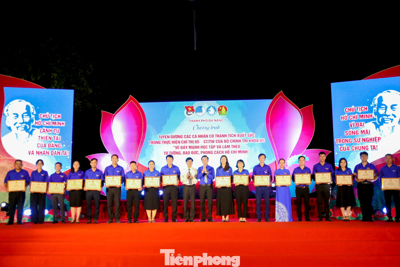 Trong khuôn khổ chương trình, Thành Đoàn Đà Nẵng đã tuyên dương, vinh danh các tập thể và cá nhân tiêu biểu với các giải thưởng cấp thành phố, gồm: Giải thưởng Chi đoàn tiên tiến, thanh niên tiên tiến làm theo lời Bác năm 2025, giải thưởng Liên đội xuất sắc - Nghìn việc tốt, giải thưởng 15/5, cùng các gương điển hình có thành tích xuất sắc trong thực hiện Chỉ thị số 05-CT/TW của Bộ Chính trị.