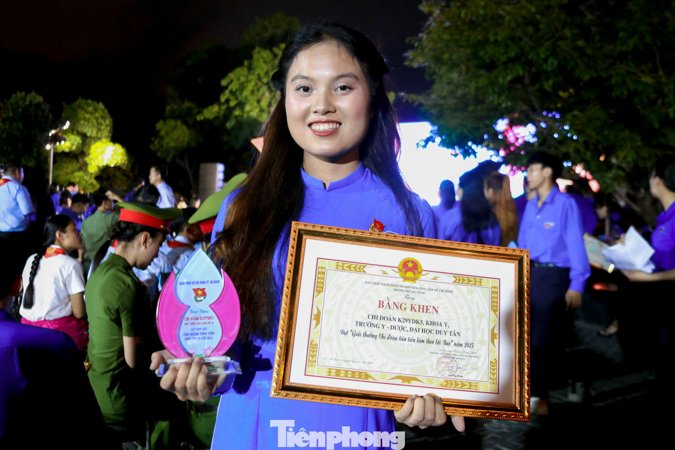 Hồ Bình Phương, sinh viên Trường ĐH Duy Tân, chia sẻ: &quot;Nhận được bằng khen Chi đoàn tiên tiến làm theo lời Bác, em cảm thấy rất vui và hạnh phúc. Đây không chỉ là sự nỗ lực của riêng bản thân em mà còn là thành quả chung của cả tập thể Chi đoàn. Mỗi thành viên đều cố gắng rèn luyện, học tập và cống hiến theo gương Bác Hồ, cùng nhau tạo nên một môi trường đoàn kết, năng động và giàu ý chí vươn lên.&quot;