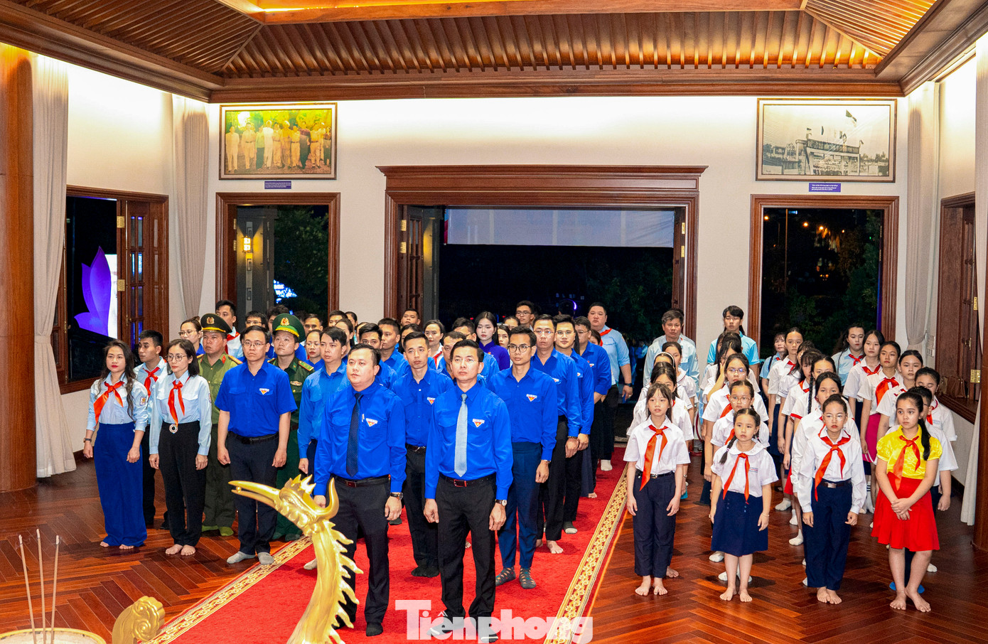 Chương trình là hoạt động chính trị, giáo dục có ý nghĩa sâu sắc, nhằm ôn lại truyền thống vẻ vang của dân tộc, tôn vinh những giá trị to lớn trong tư tưởng, đạo đức, phong cách Hồ Chí Minh. Đồng thời ghi nhận những đóng góp xuất sắc của các tập thể, cá nhân tiêu biểu trong học tập và làm theo lời Bác trong giai đoạn mới. Ảnh: Duy Quốc.