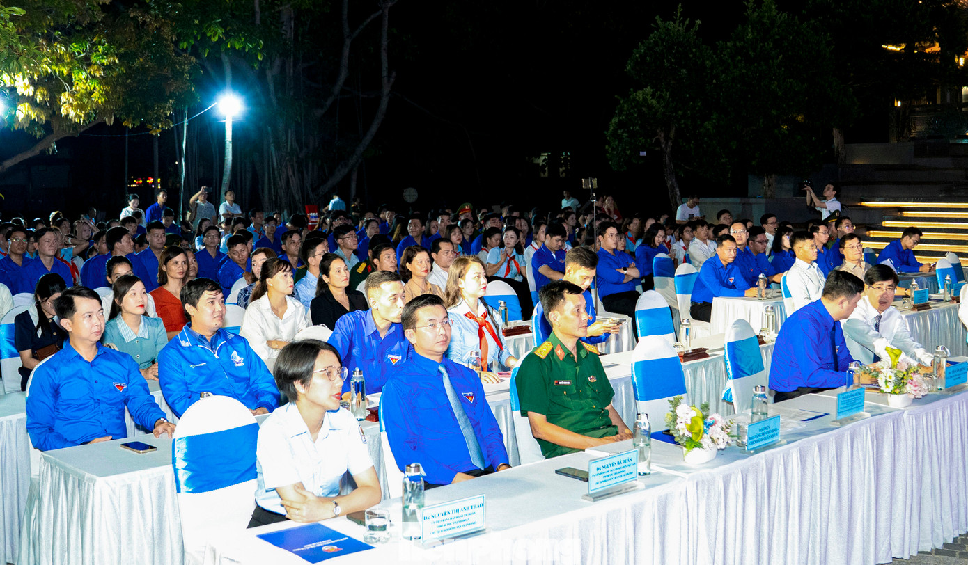 Tối 14/5, tại Bảo tàng Hồ Chí Minh - Chi nhánh Quân khu 5 (quận Hải Châu, TP. Đà Nẵng), Ban Thường vụ Thành Đoàn Đà Nẵng tổ chức chương trình kỷ niệm 135 năm Ngày sinh Chủ tịch Hồ Chí Minh (19/5/1890 - 19/5/2025) và 84 năm Ngày thành lập Đội Thiếu niên Tiền phong Hồ Chí Minh (15/5/1941 - 15/5/2025). Ảnh: Duy Quốc