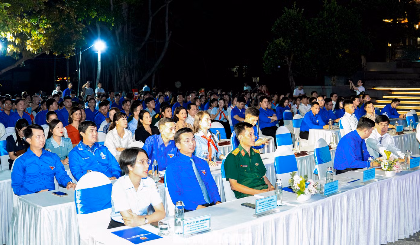Tối 14/5, tại Bảo tàng Hồ Chí Minh - Chi nhánh Quân khu 5 (quận Hải Châu, TP. Đà Nẵng), Ban Thường vụ Thành Đoàn Đà Nẵng tổ chức chương trình kỷ niệm 135 năm Ngày sinh Chủ tịch Hồ Chí Minh (19/5/1890 - 19/5/2025) và 84 năm Ngày thành lập Đội Thiếu niên Tiền phong Hồ Chí Minh (15/5/1941 - 15/5/2025). Ảnh: Duy Quốc Tối 14/5, tại Bảo tàng Hồ Chí Minh - Chi nhánh Quân khu 5 (quận Hải Châu, TP. Đà Nẵng), Ban Thường vụ Thành Đoàn Đà Nẵng tổ chức chương trình kỷ niệm 135 năm Ngày sinh Chủ tịch Hồ Chí Minh (19/5/1890 - 19/5/2025) và 84 năm Ngày thành lập Đội Thiếu niên Tiền phong Hồ Chí Minh (15/5/1941 - 15/5/2025). Ảnh: Duy Quốc