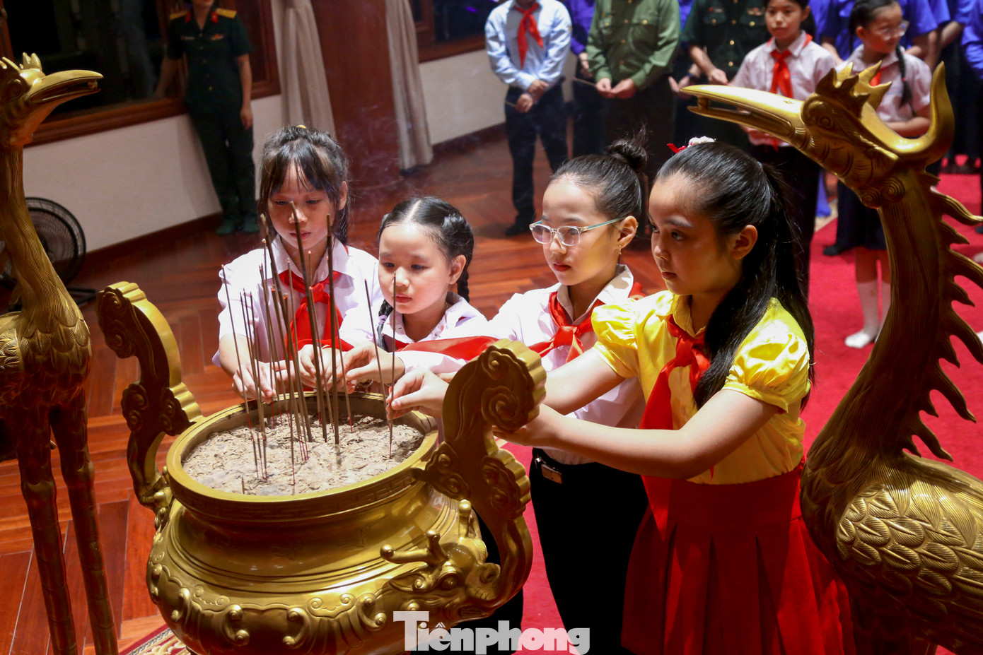 Đông đảo bạn trẻ đến dâng hương và báo công dâng Bác tại Nhà lưu niệm Chủ tịch Hồ Chí Minh.