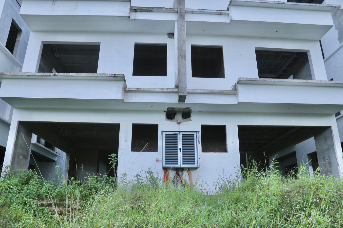 Do chưa được đưa vào sử dụng nên tại các dãy biệt thự này cỏ dại mọc um tùm, một số hạng mục bắt đầu xuống cấp.