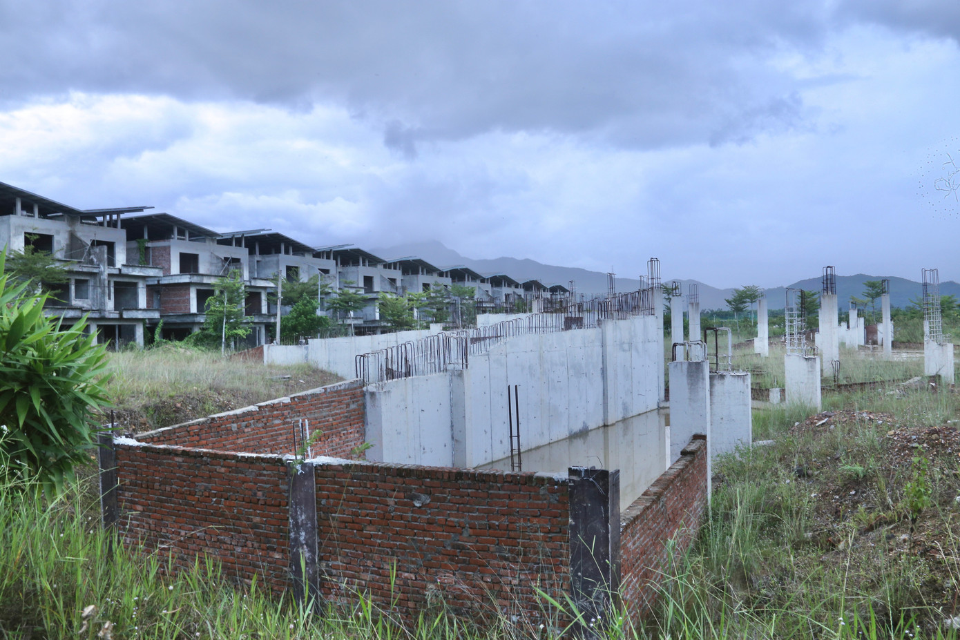Một công trình đang xây dang dở chưa hoàn thành.