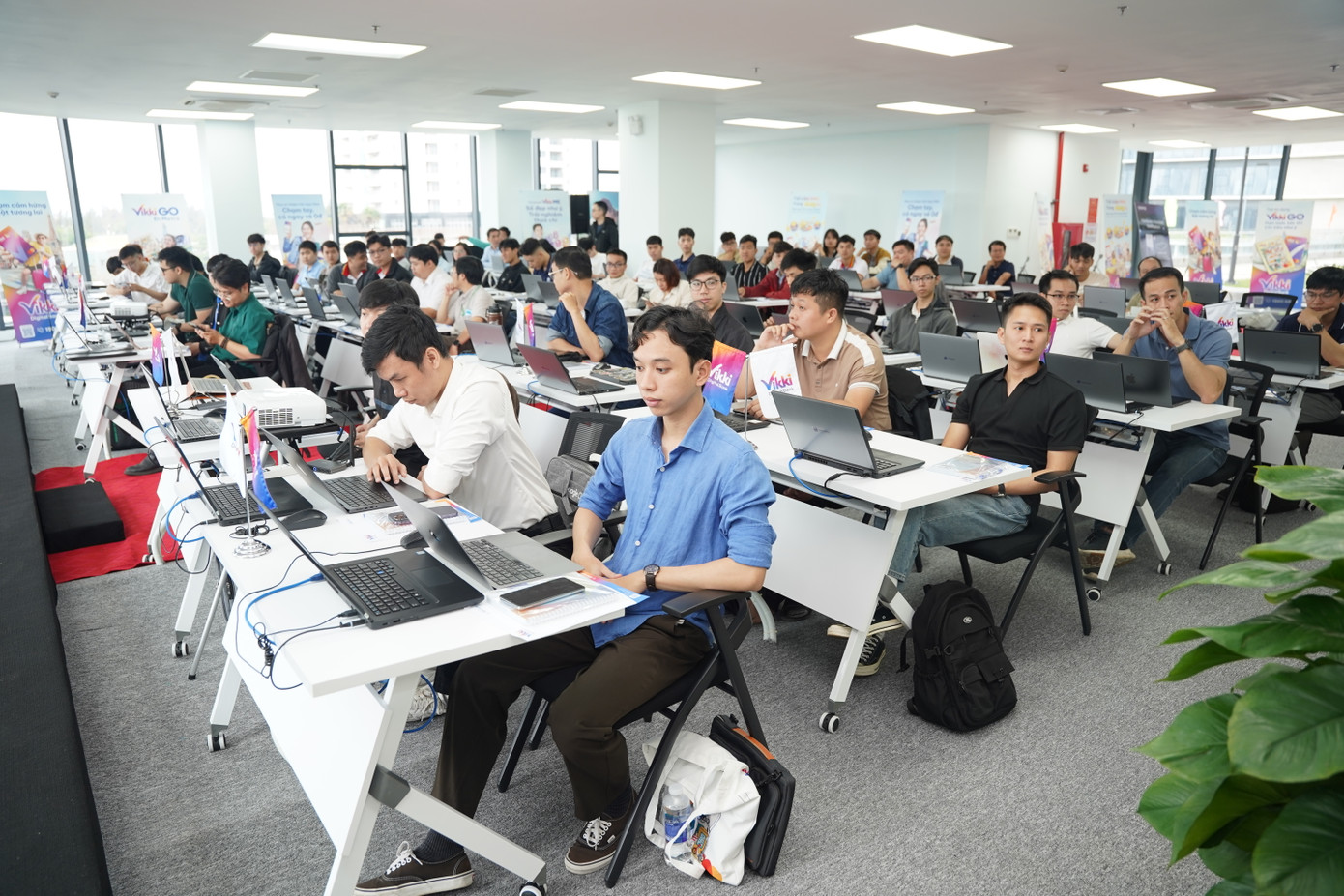 Trung tâm với mục tiêu chính là đào tạo nguồn nhân lực chất lượng cao để thúc đẩy sự phát triển công nghệ bán dẫn, blockchain, AI. Trung tâm với mục tiêu chính là đào tạo nguồn nhân lực chất lượng cao để thúc đẩy sự phát triển công nghệ bán dẫn, blockchain, AI.