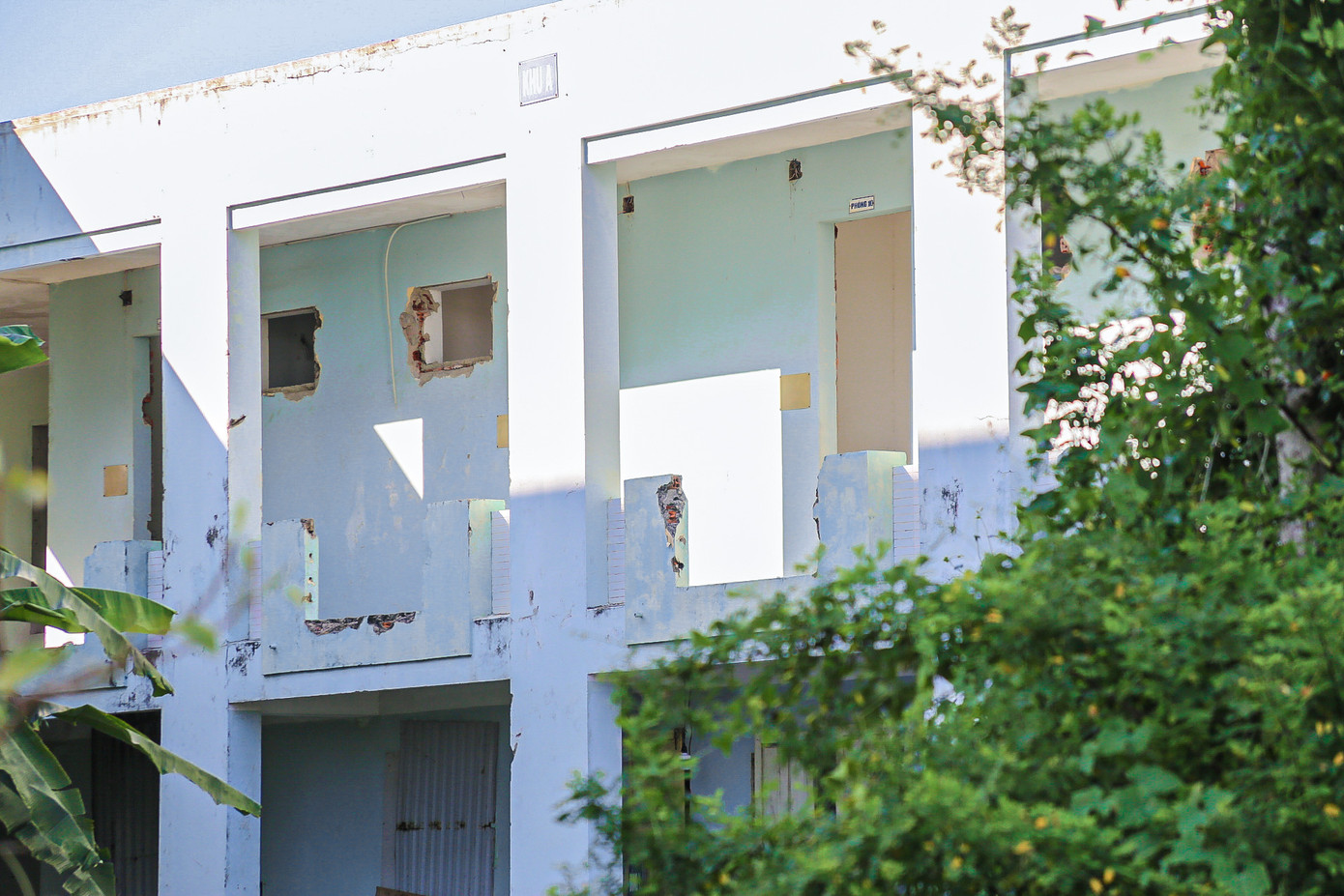 Những mảng tường đã bị bong tróc, hư hỏng, kính vỡ vương vãi khắp nơi. Những mảng tường đã bị bong tróc, hư hỏng, kính vỡ vương vãi khắp nơi.